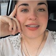 Profesora de matemáticas básicas imparte clases a niños de todas las edades